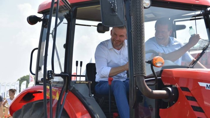 Peter Pellegrini a Maroš Šefčovič na traktore