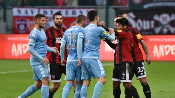 Na snímke konflikt medzi hráčmi oboch mužstiev (archívna snímka)