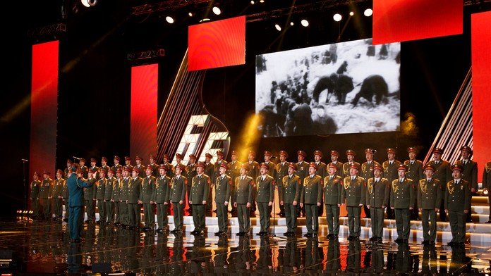 Členovia armádneho súboru piesní a tancov Alexandrovovci vystupujú počas koncertu v Moskve. (archív marec 2016)