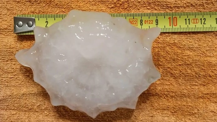 FOTO: Ľadovcové peklo v Rakúsku. Obrovské krúpy poškodili viacero áut