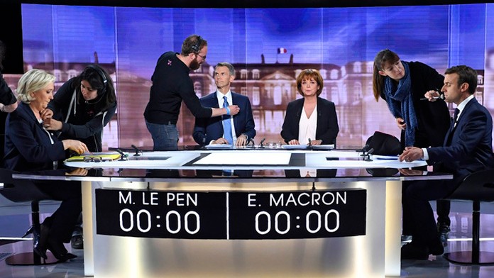 V napätej atmosfére sa niesla televízna debata dvoch francúzskych prezidentských kandidátov. 