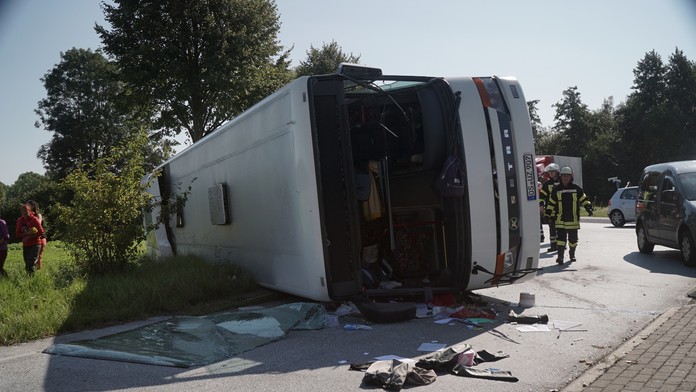 Hasiči a záchranári stoja na mieste nehody.