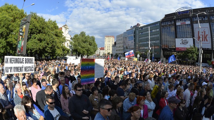 Na snímke účastníci pochodu Za slušné Slovensko na Námestí SNP v Bratislave