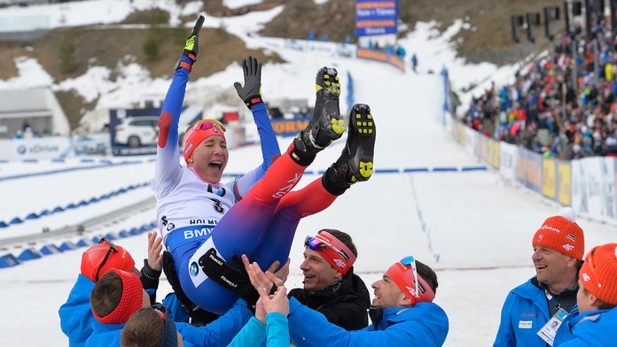 Biatlonistka Anastasia Kuzminová reaguje po pretekoch s hromadným štartom v Osle na Holmenkollene.