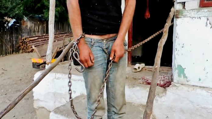 Rumunská mafia uväzovala obete na reťaze.