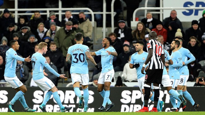 Kanadaský hráč Jordan Kyrou a brankár David Hrenák na MS do 20 rokov.