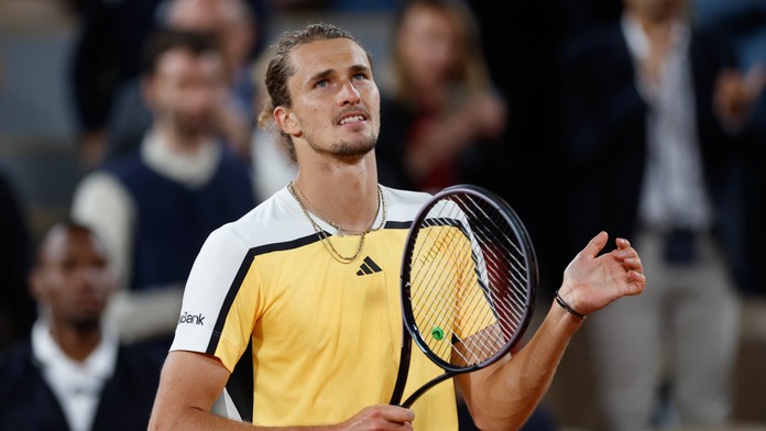 Nemecký tenista Alexander Zverev sa raduje po víťazstve nad Austrálčanom Alexom De Minaurom.