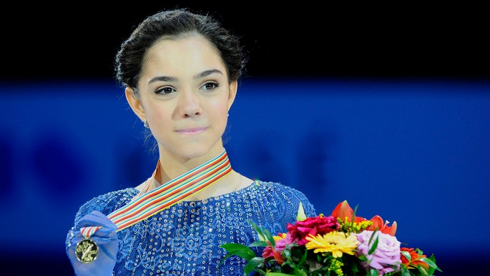 Šestnásťročná ruská debutantka Jevgenija Medvedevová pózuje so zlatou medailou, ktorú získala v súťaži sólistiek na ME.