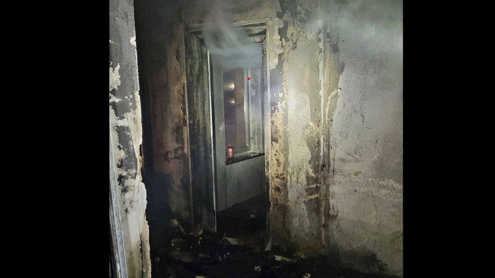 Na snímke zničené priestory neobývanej budovy po požiari.