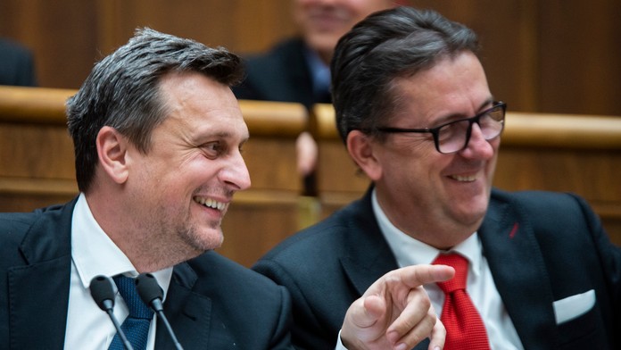 Fernando (vpravo) z FC Porto kontroluje loptu pred Danieleom De Rossim z AS Rím v prvom osemfinále LM..