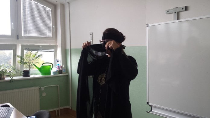 Učiteľka deťom názorne ukázala ako sa šaty nosia