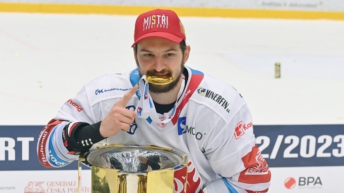 Libor Hudáček s medailou a pohárom pre Majstra.