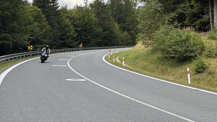 Novinka na českých cestách. Nezvyčajná dopravná značka má chrániť život motorkárom