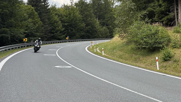 Novinka na českých cestách. Nezvyčajná dopravná značka má chrániť život motorkárom