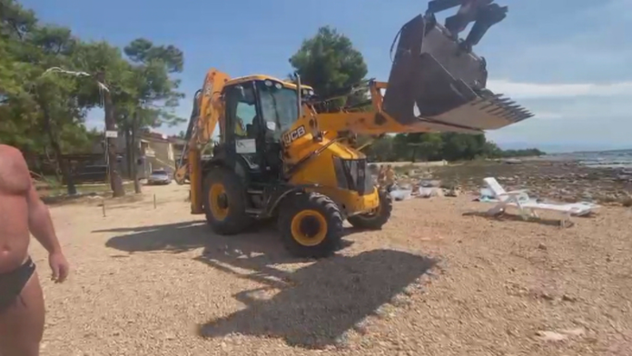 Bager na jednej z chorvátskych pláži na ostrove Vir