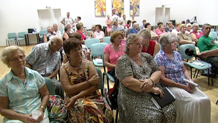 Dôchodcovia na prednáške proti šmejdom