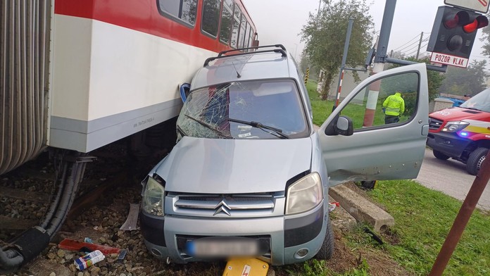 Zrážka vlaku s autom pri Žiline. Vozidlo ostalo zdemolované, spolujazdkyňu previezli do nemocnice