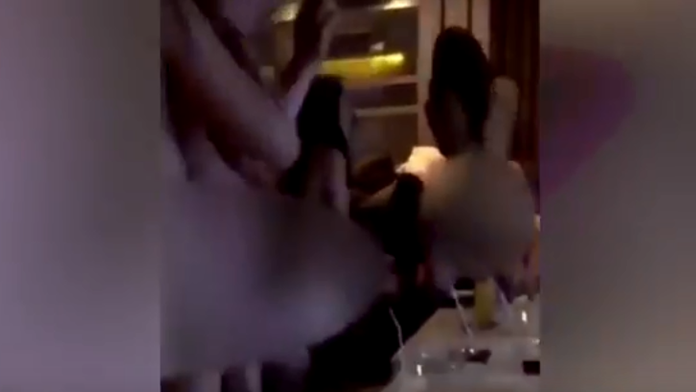 Na zázname sú údajne štyri letušky a dvaja stewardi. 