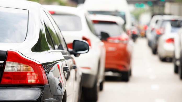 Do Bratislavy stojíte takmer hodinu v zápche, viaceré trasy sú zahltené