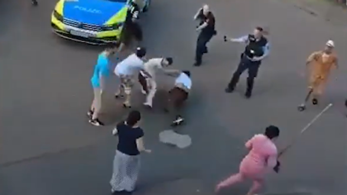 VIDEO: Policajti sa len bezmocne prizerali. V Nemecku sa brutálne pobili rodinné klany, jeden je zo Slovenska