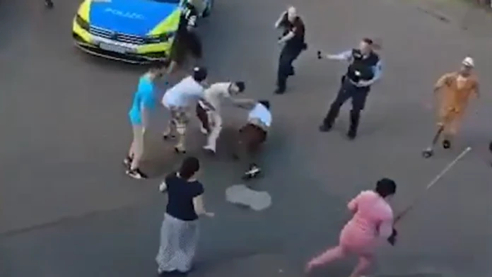 VIDEO: Policajti sa len bezmocne prizerali. V Nemecku sa brutálne pobili rodinné klany, jeden je zo Slovenska