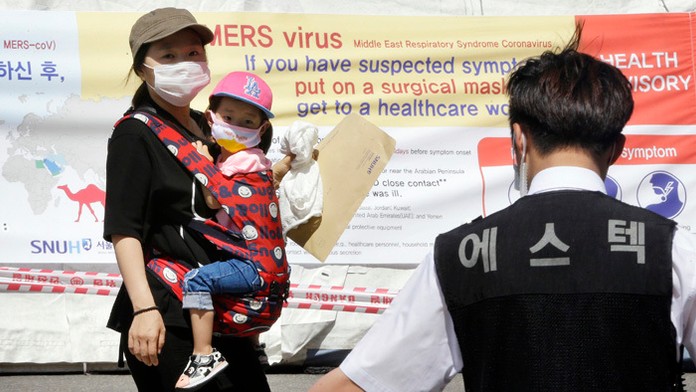 Matka s dcérou s ochrannými rúškami na tvárach v Soule.