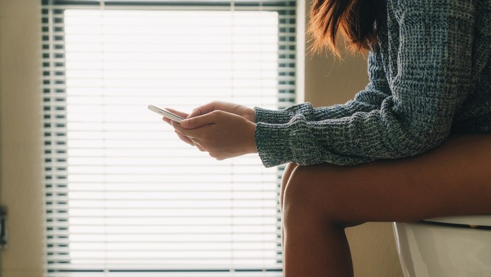 Vysedávanie na toalete s mobilom zvyšuje riziko vzniku ochorenia, ktoré sa doteraz spájalo s vyšším vekom