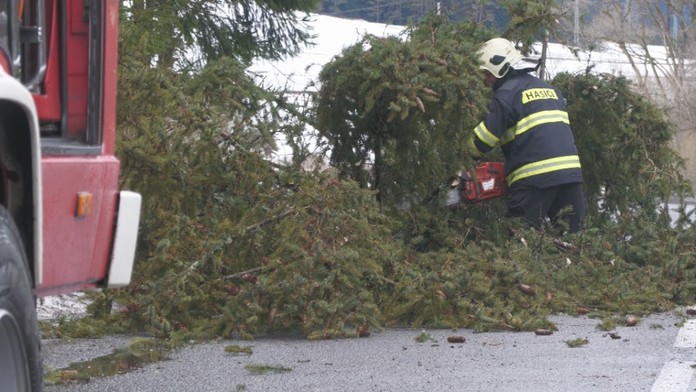 Vietor, dážď aj sneh. Hasiči zasahovali na celom Slovensku, odstaviť museli a lyžiarske stredisko