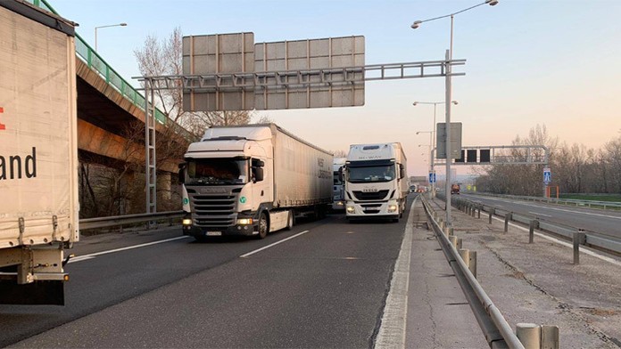 Kamióny blokujú diaľnice pri Bratislave.