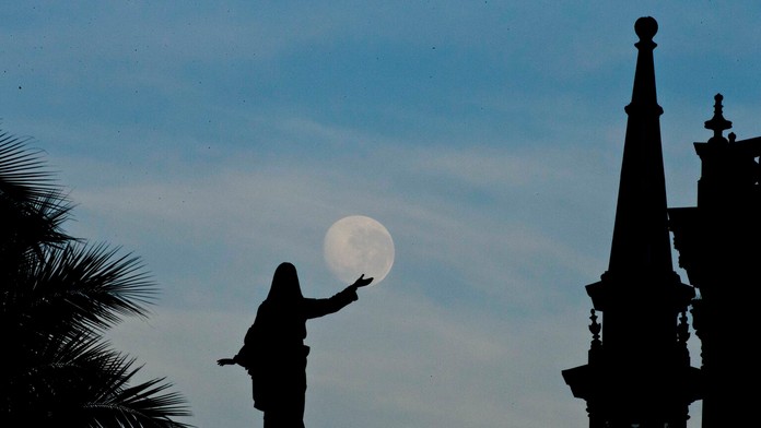 Na snímke socha Panny Márie s mesiacom v splne v pozadí počas letného slnovratu.