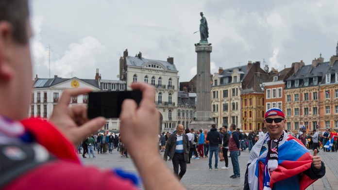 Slovenskí fanúšikovia v Lille pred zápasom osemfinále na ME medzi Nemeckom a Slovenskom.