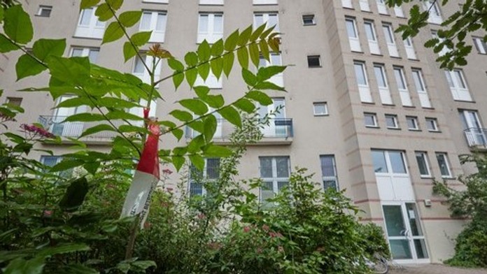 Z bytového domu v Altglienicke v Berlíne niekto vyhodil dieťa z tretieho poschodia. 