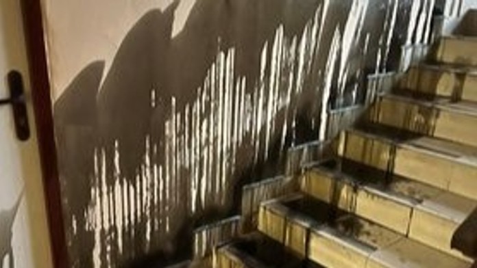 Polícia chytila Košičana, ktorý polieval schody mastnou látkou.