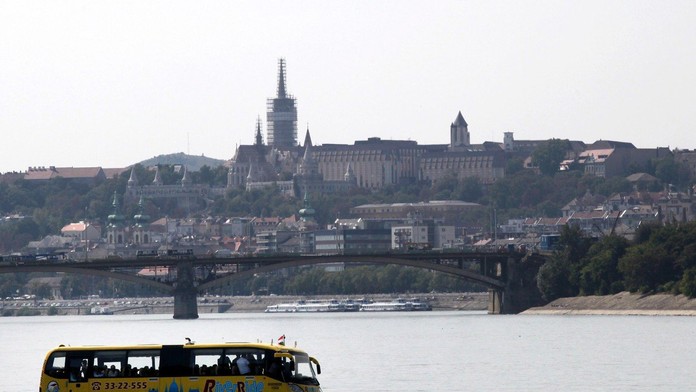 Obojživelný autobus v Budapešti na archívnej snímke.