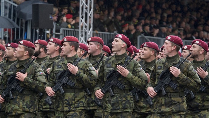 Vojenská prehliadka v Prahe.