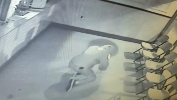 Zlodeja zasiahol do hlavy kameň, s ktorým chcel rozbiť sklo.