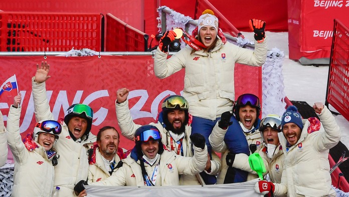Slovenská lyžiarka Petra Vlhová oslavuje s tímom po tom, ako získala zlato v slalome na ZOH 2022.