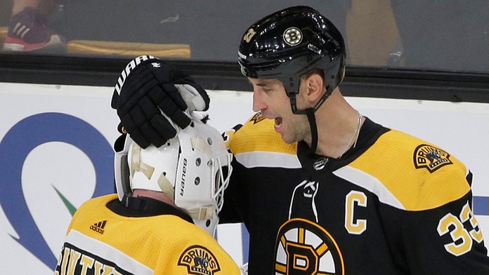 Hráči Boston Bruins - Zane McIntyre a Zdeno Chára.