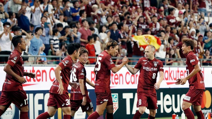 Andrés Iniesta (druhý sprava) sa teší zo svojho prvého gólu v drese japonského Vissel Kobe.