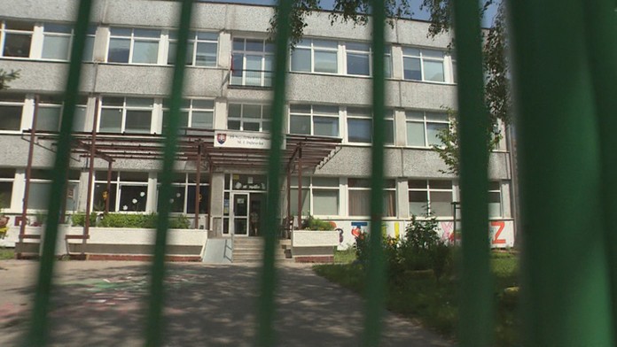 Škola v bratislavskej Dúbravke, kde učil odsúdený učiteľ.
