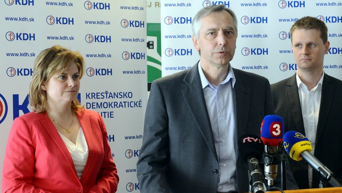 Na snímke predseda KDH Ján Figeľ (uprsotred), podpredseda KDH Miloš Moravčík (vpravo) a podpredsedníčka KDH Miroslava Szitová.