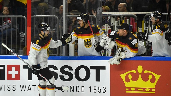 Tobias Rieder (vľavo) oslavuje gól s nemeckými spoluhráčmi v dueli MS 2017 proti USA.