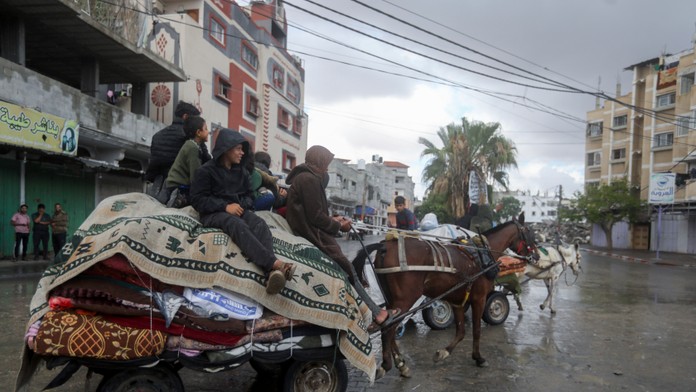 Palestínčania utekajú z východnej časti mesta Rafah na juhu Pásma Gazy po tom, ako im izraelská armáda nariadila evakuáciu pred vojenskou operáciou v Rafahu. 