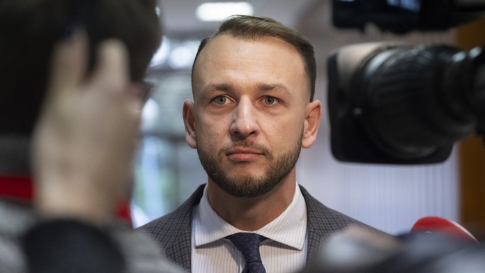 Minister Šutaj Eštok oznámil, že všetci hasiči, policajti a záchranári dostanú odmenu 500 eur