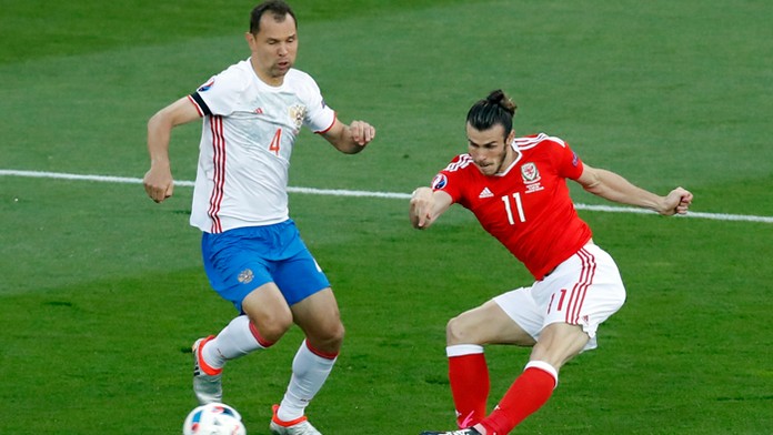 Hráč Walesu Gareth Bale a Rusk Sergej Ignaševič v dueli na ME.