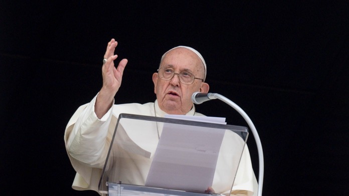 Pápež František zostáva v kritickom stave. Vatikán hovorí o možnej rezignácii