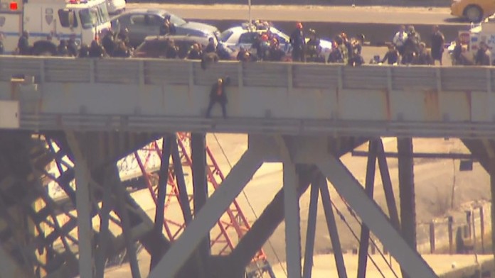 Opustil ju manžel, chcela skočiť z mosta.