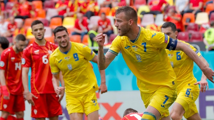 Ukrajinský futbalista Andrij Jarmolenko sa teší z gólu počas zápasu Ukrajina - Severné Macedónsko.