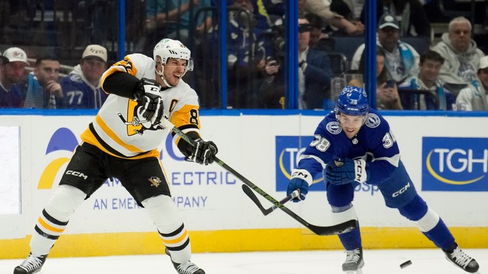 Center Sidney Crosby (87) z Pittsburghu Penguins a ľavé krídlo Brandon Hagel (38) z Tampy Bay Lighting.