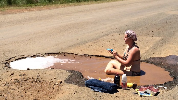 Rosie Morrisonová protestuje proti zlému stavu ciest v JAR